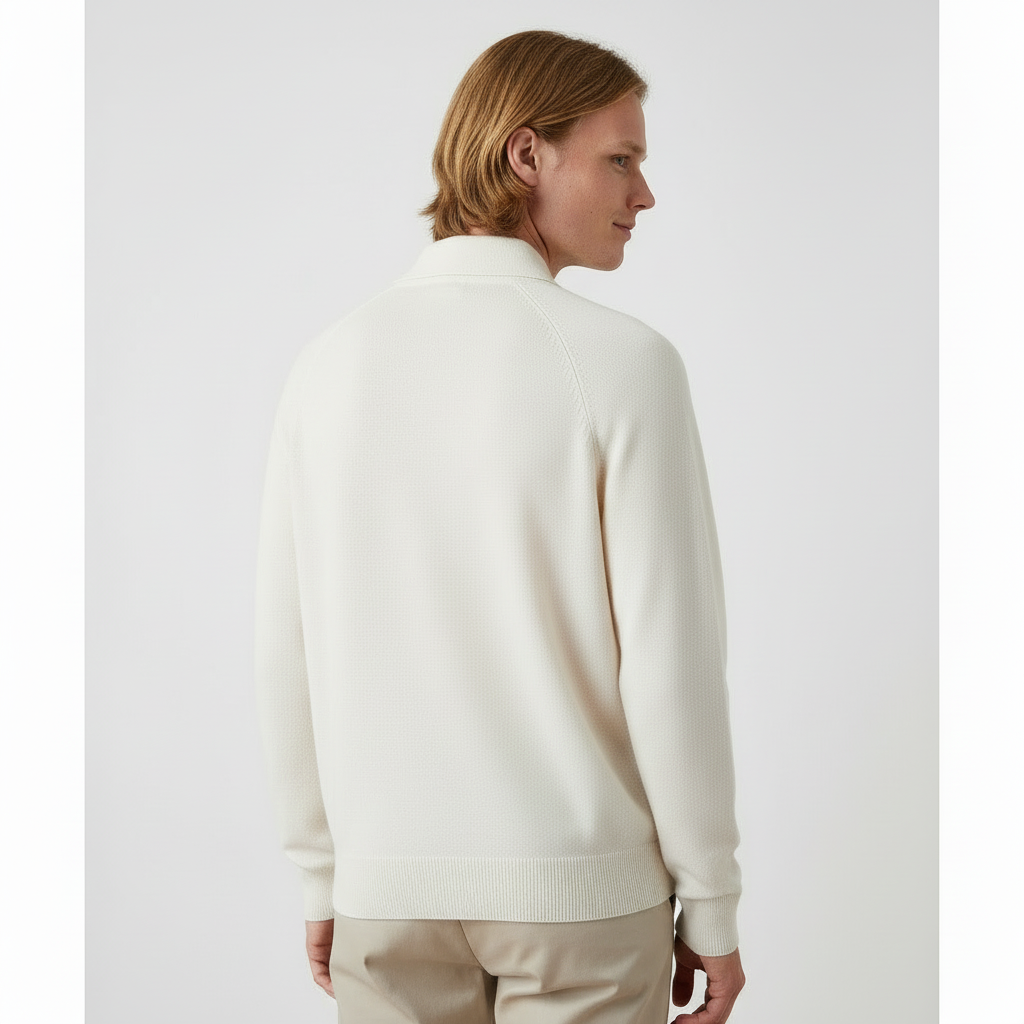 Modelo masculino com camisola branca - costas dos joelhos para cima