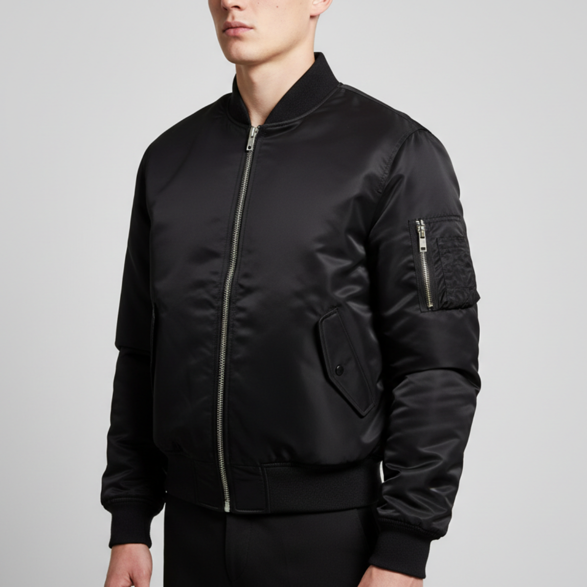 Modelo masculino com casaco bomber preto
