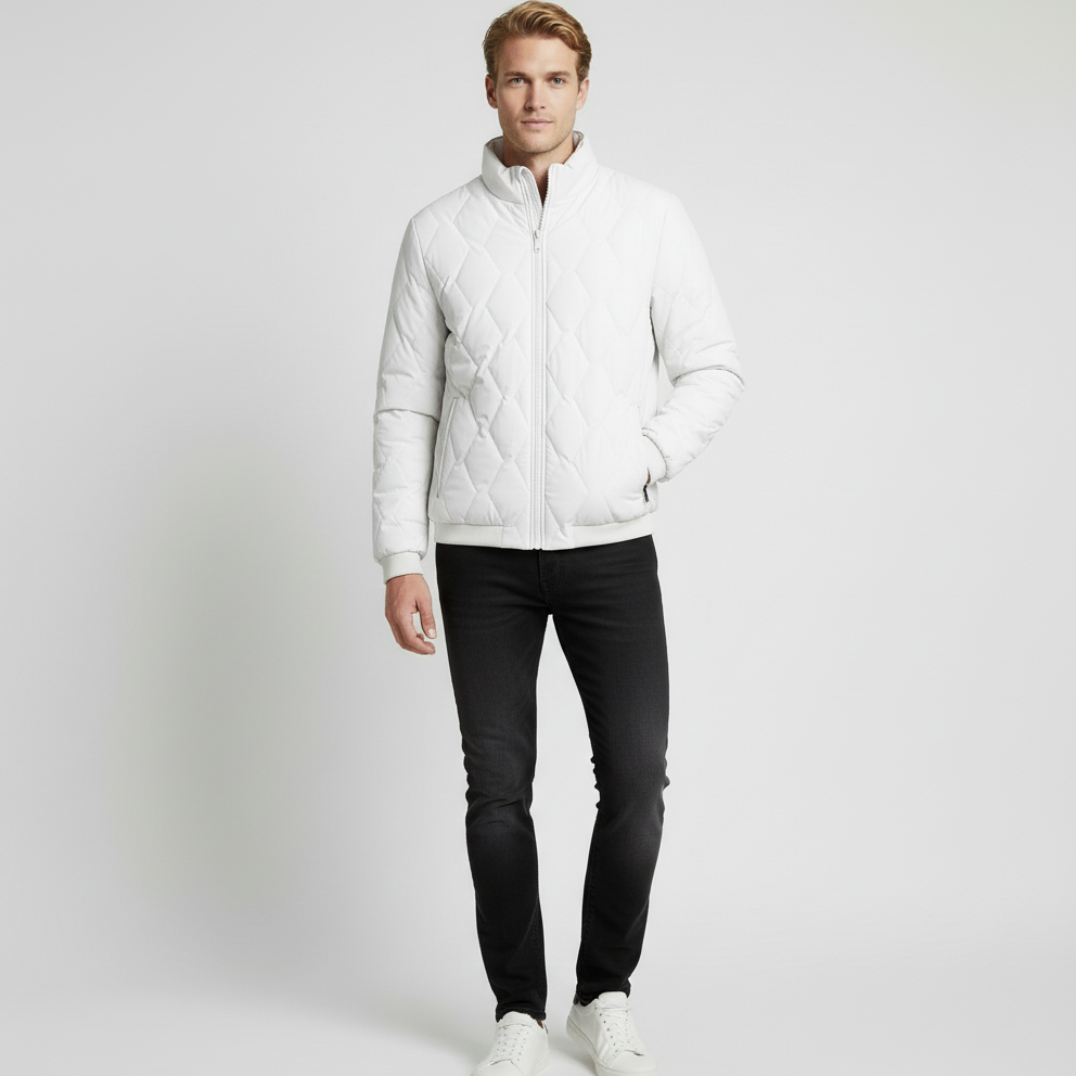 Modelo masculino com jaqueta branca - plano geral