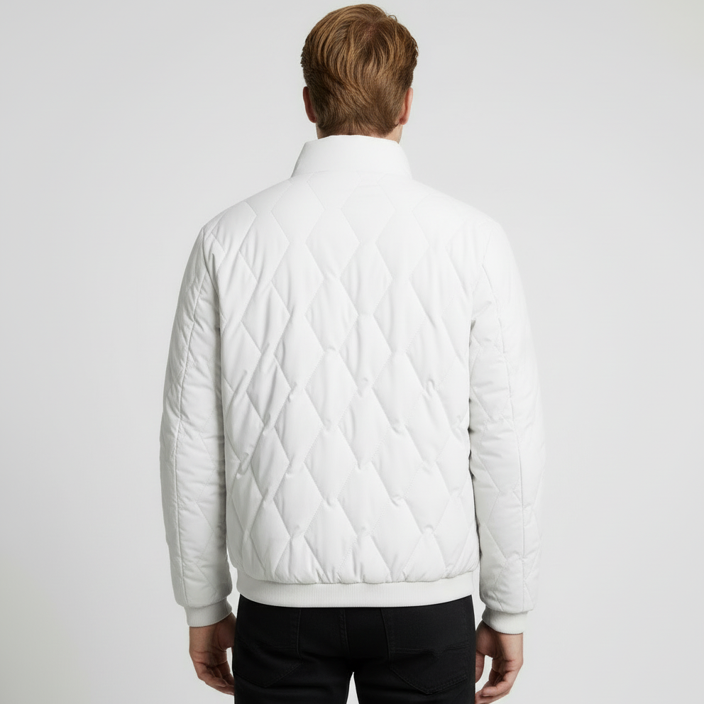 Modelo masculino com jaqueta branca - vista de costas