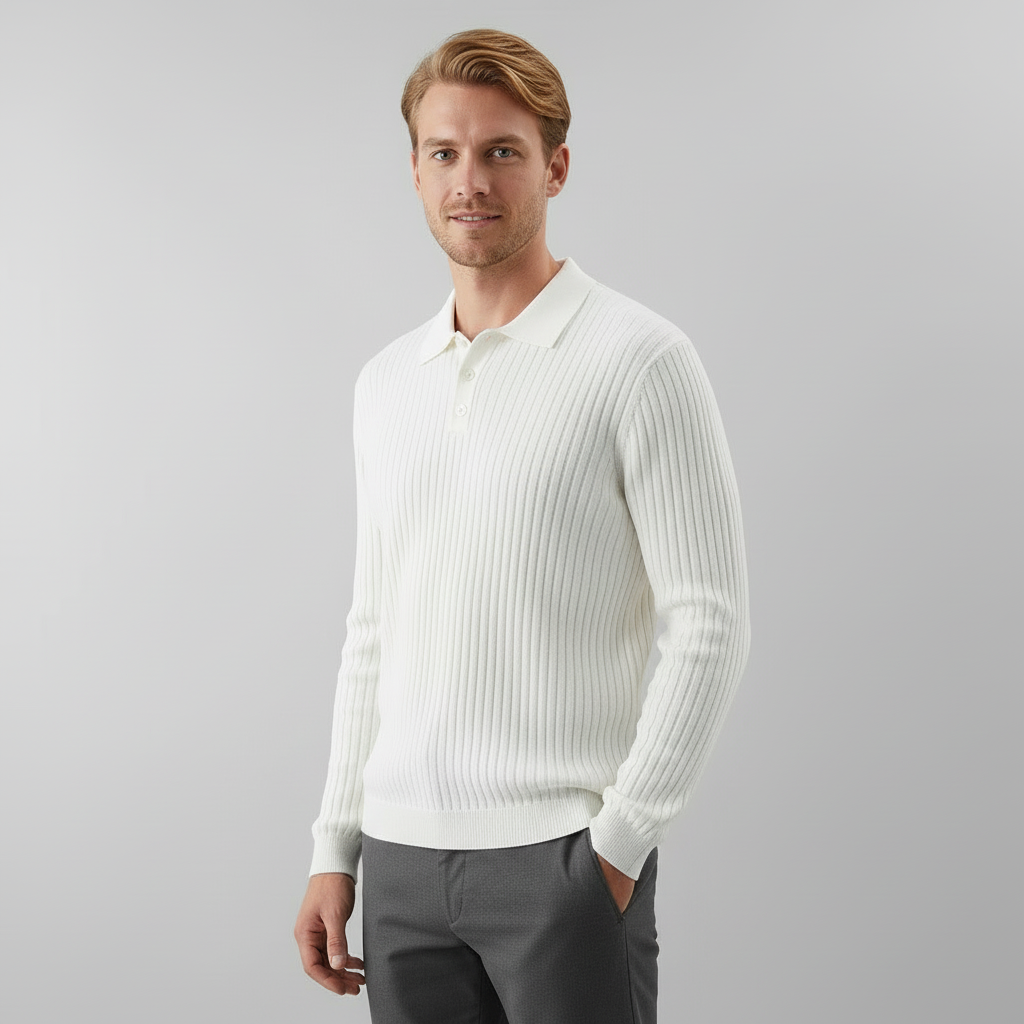 Modelo masculino com polo branca canelada - pose de lado