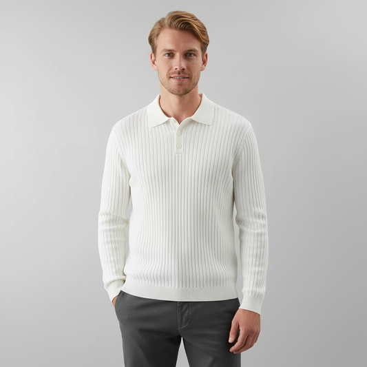 Modelo masculino com polo branca canelada