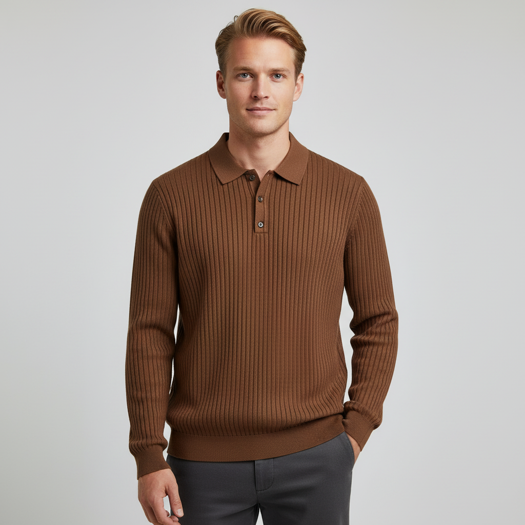 Modelo masculino com polo castanha canelada