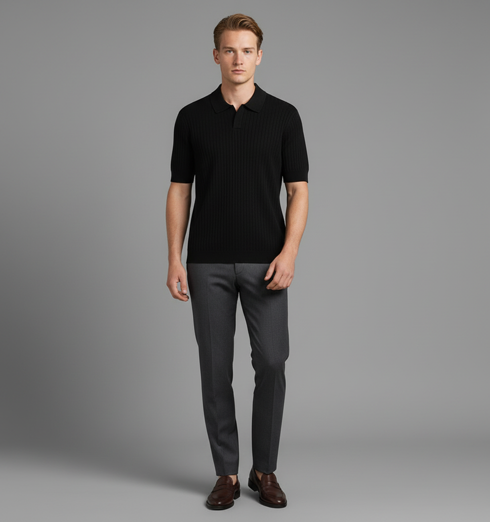 Modelo masculino com polo preto - corpo inteiro com loafers