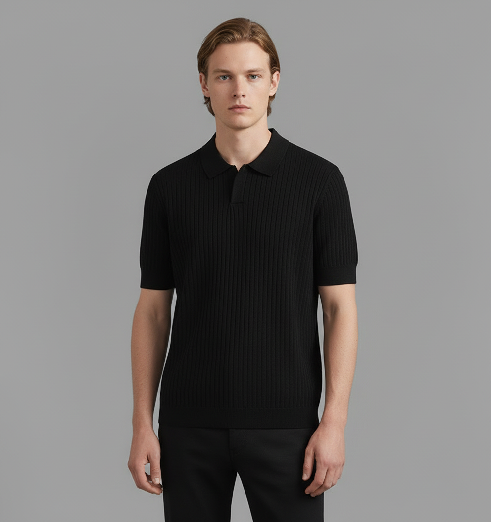 Modelo masculino com polo preto sobre fundo cinza