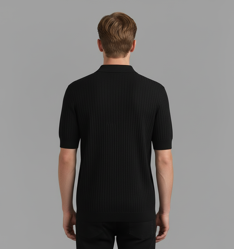 Modelo masculino com polo preto - vista de costas