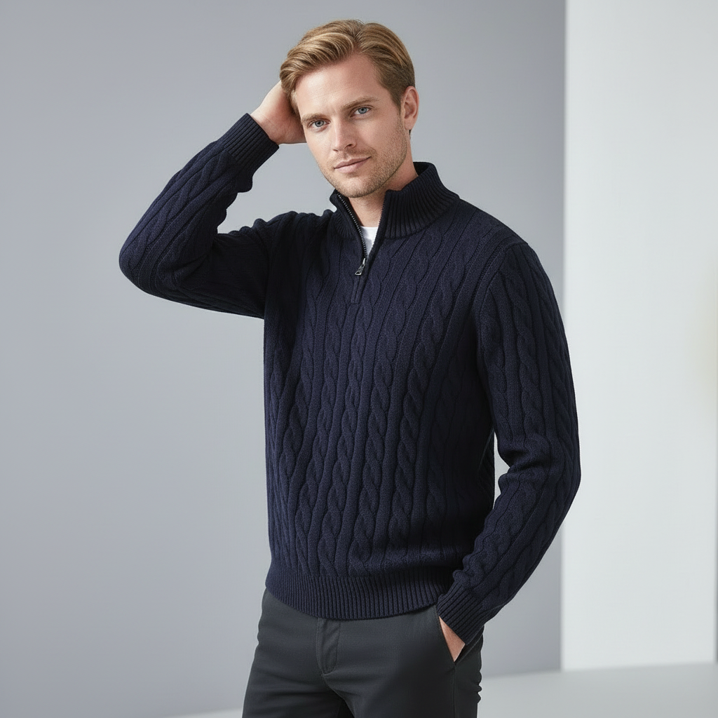 Modelo masculino com suéter azul-marinho em nova pose