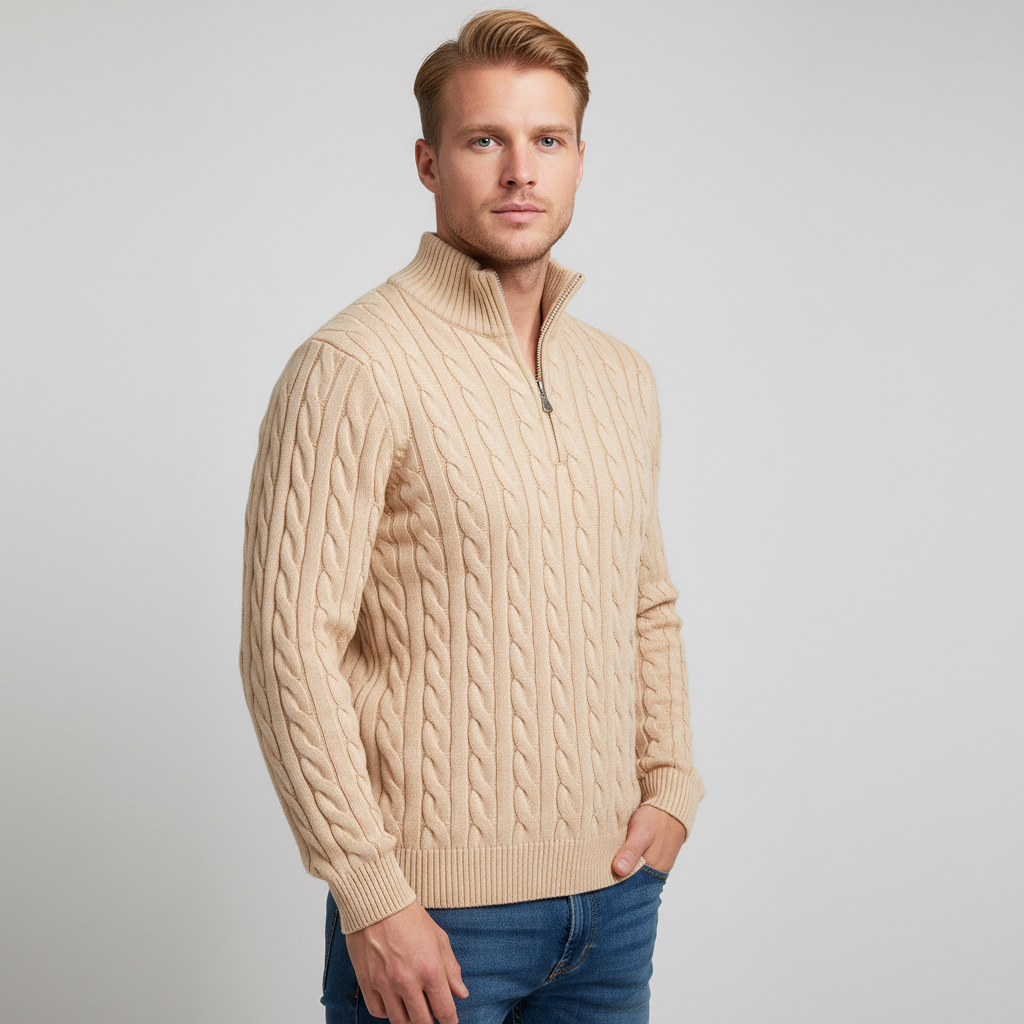 Modelo masculino com suéter bege de malha cabo