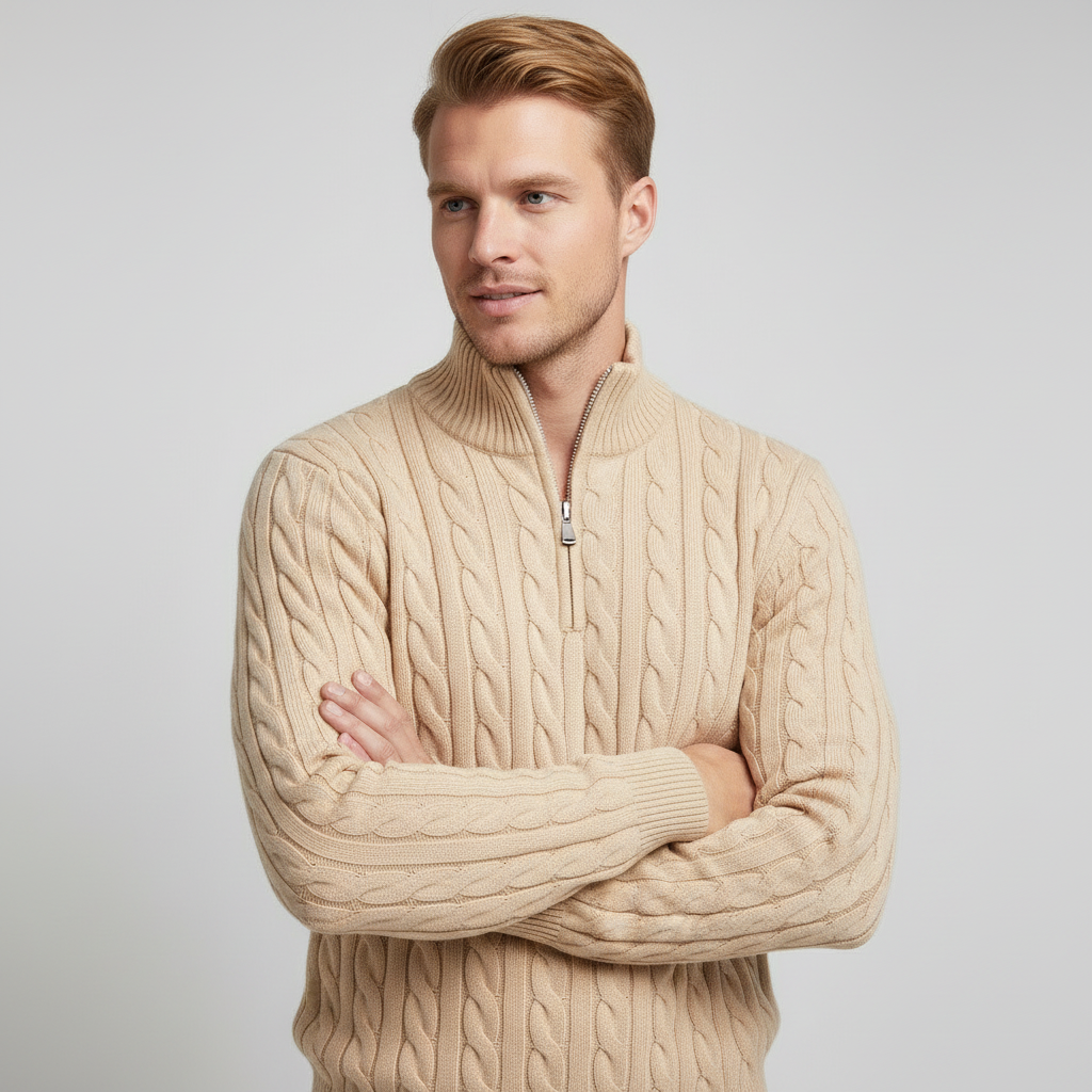 Modelo masculino com suéter bege em pose alternativa