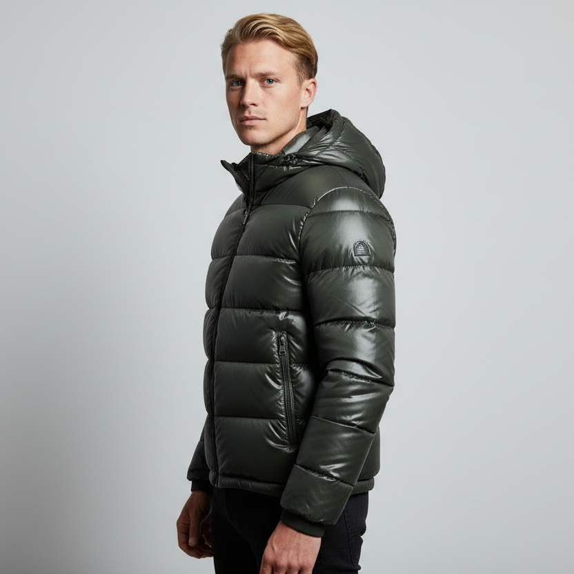 Modelo masculino de perfil com casaco puffer