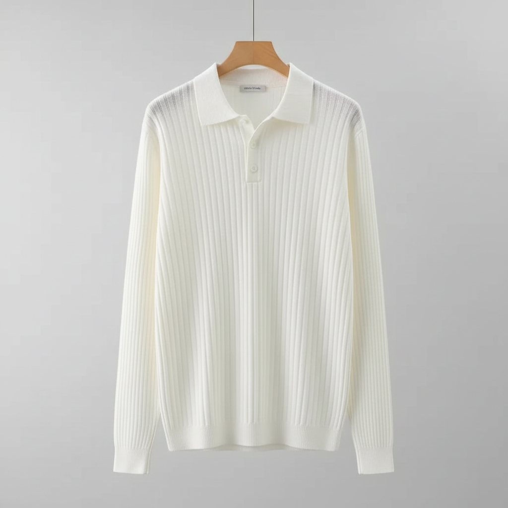 Polo branca canelada em cabide - fundo cinza claro