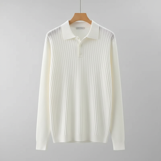 Polo branca canelada em cabide - fundo cinza claro