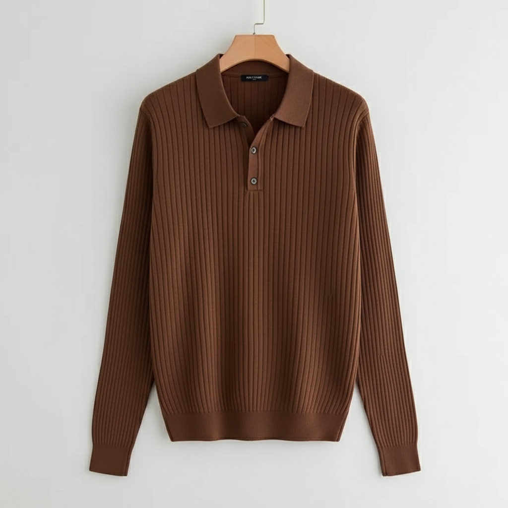 Polo castanha canelada em cabide - fundo cinza claro