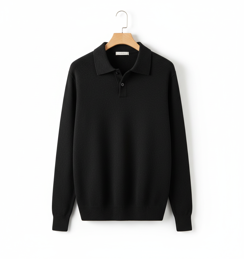 Polo preta de manga comprida em cabide